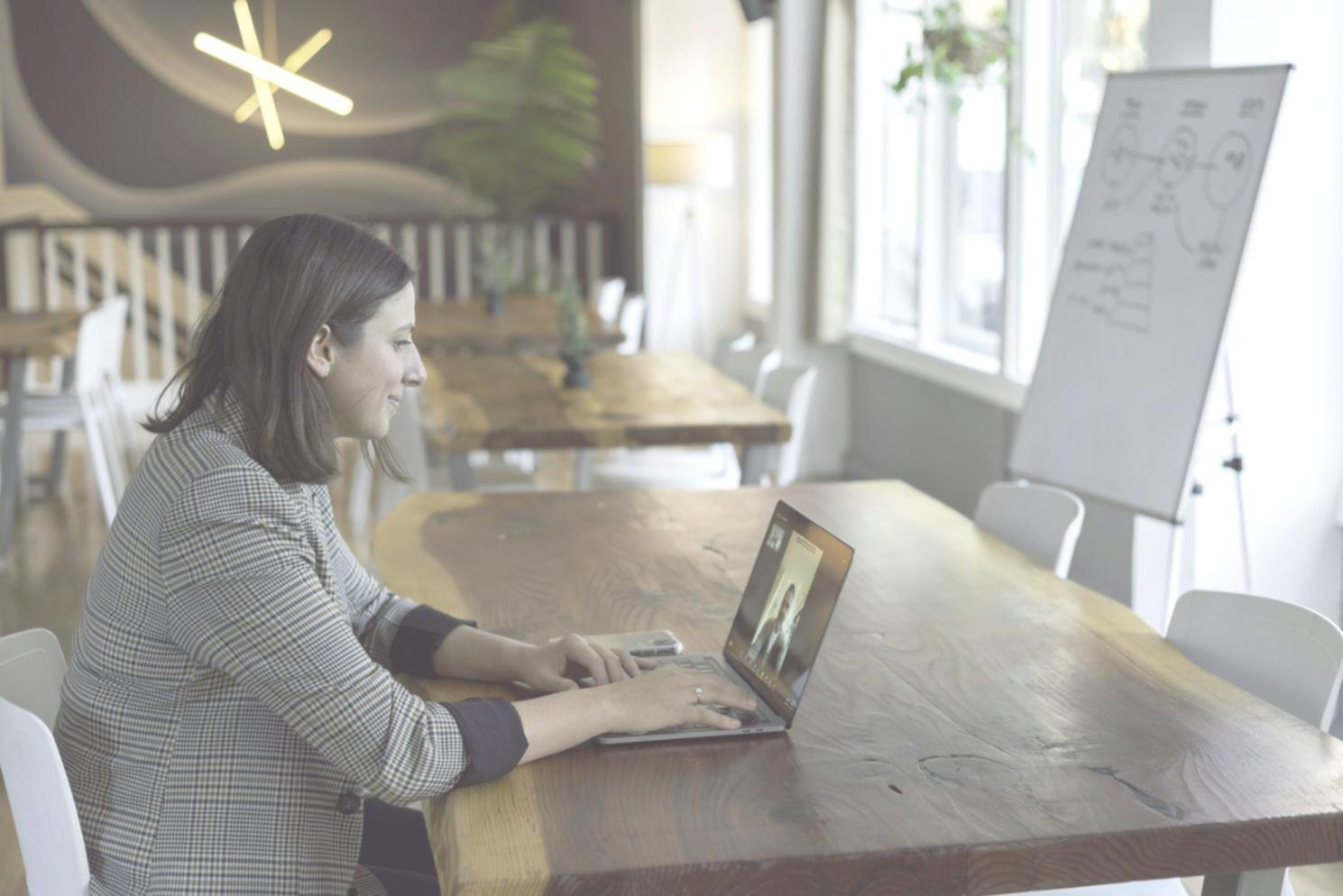Consultation financière personnalisée avec documents et tableaux